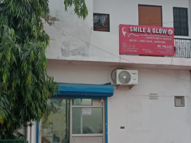 Smile & Glow clinic building in daylight